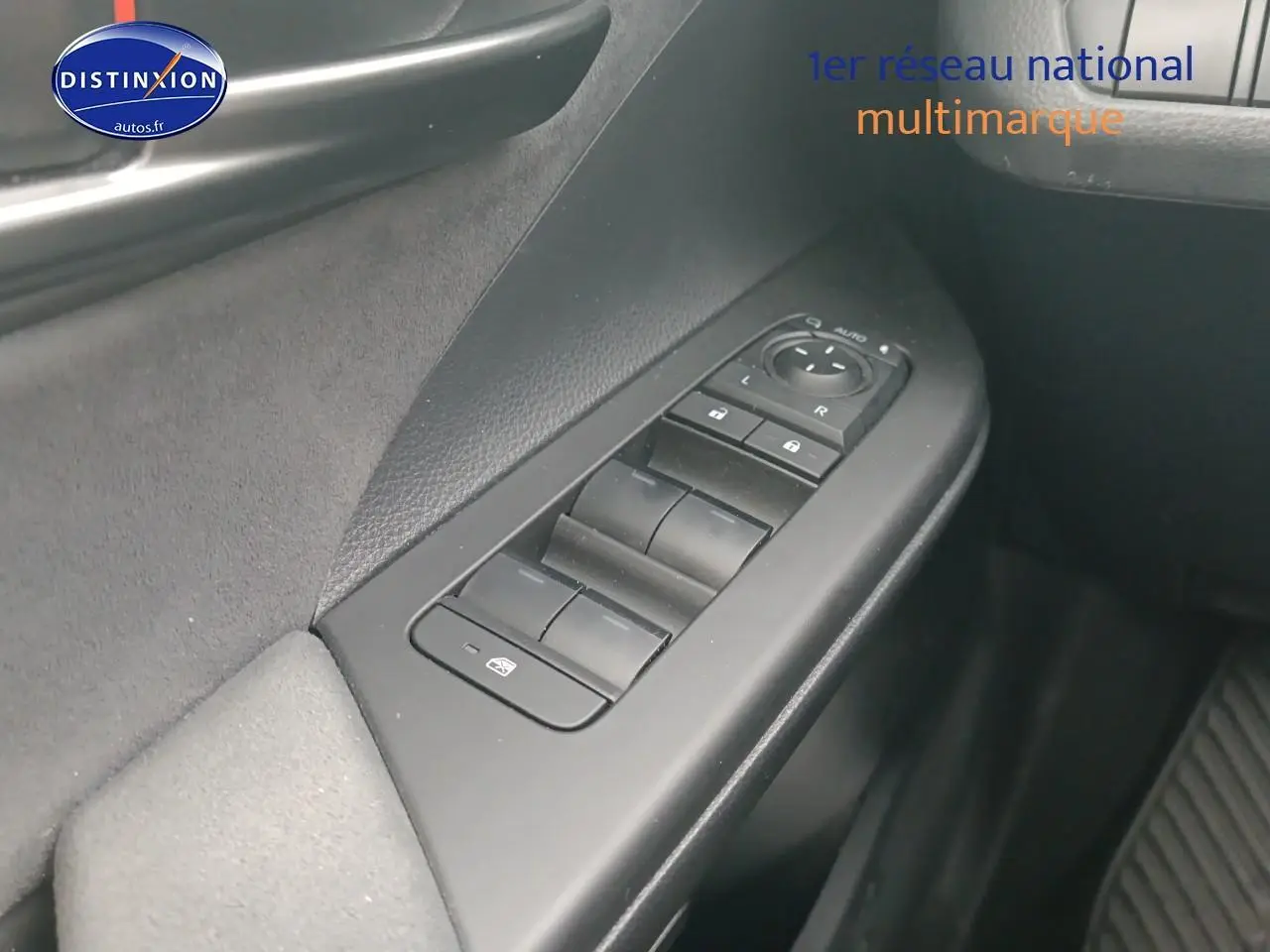 Commande des vitres et rétroviseurs côté gauche intérieur d’un Toyota C-HR hybride or/noir 2025.