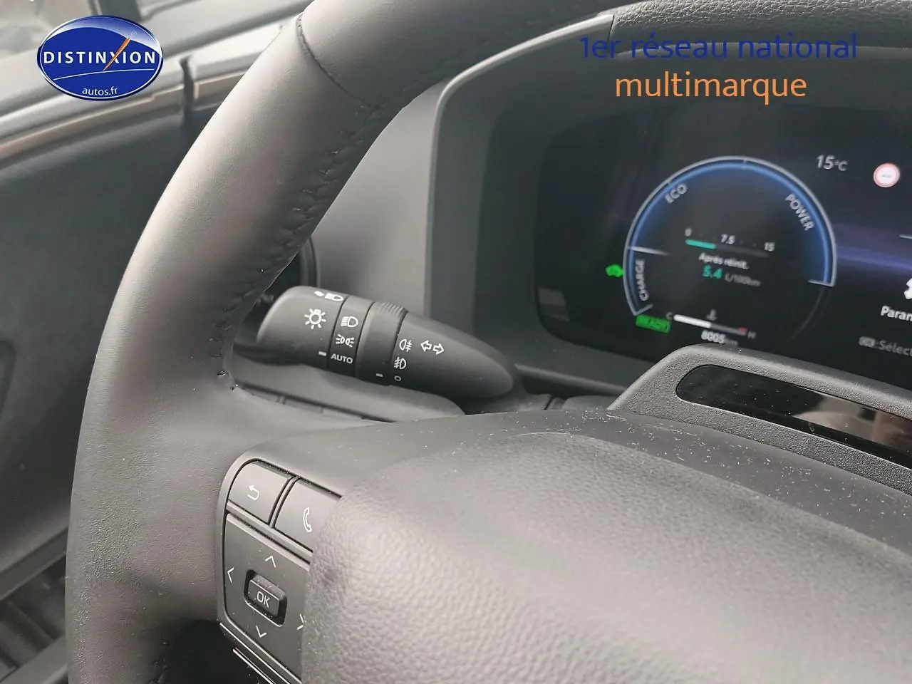 Gros plan sur le volant multifonction et l'écran numérique du tableau de bord du Toyota C-HR hybride 2025.