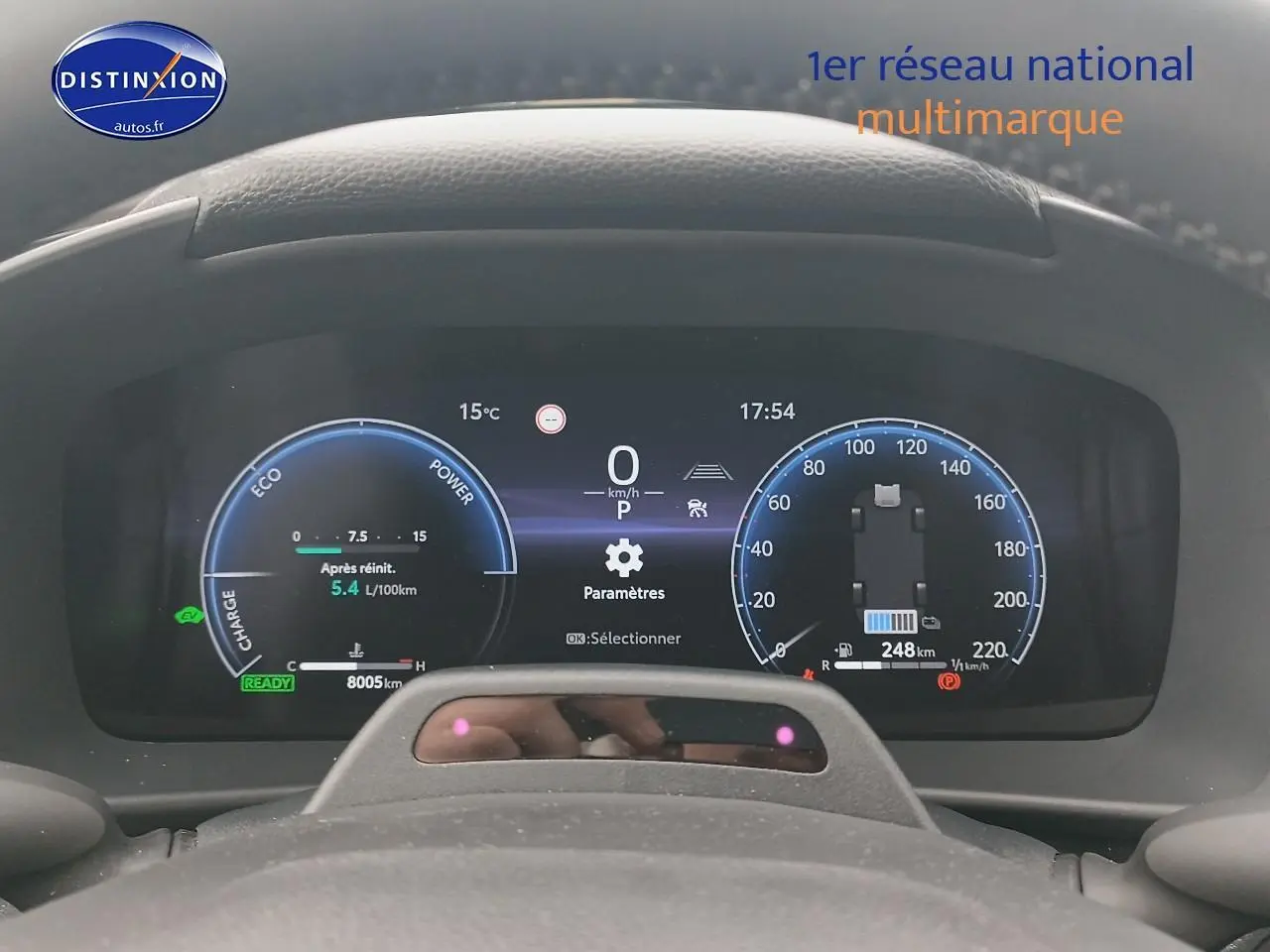 Tableau de bord numérique du Toyota C-HR hybride 2025 vu de face, affichant vitesse et consommation.