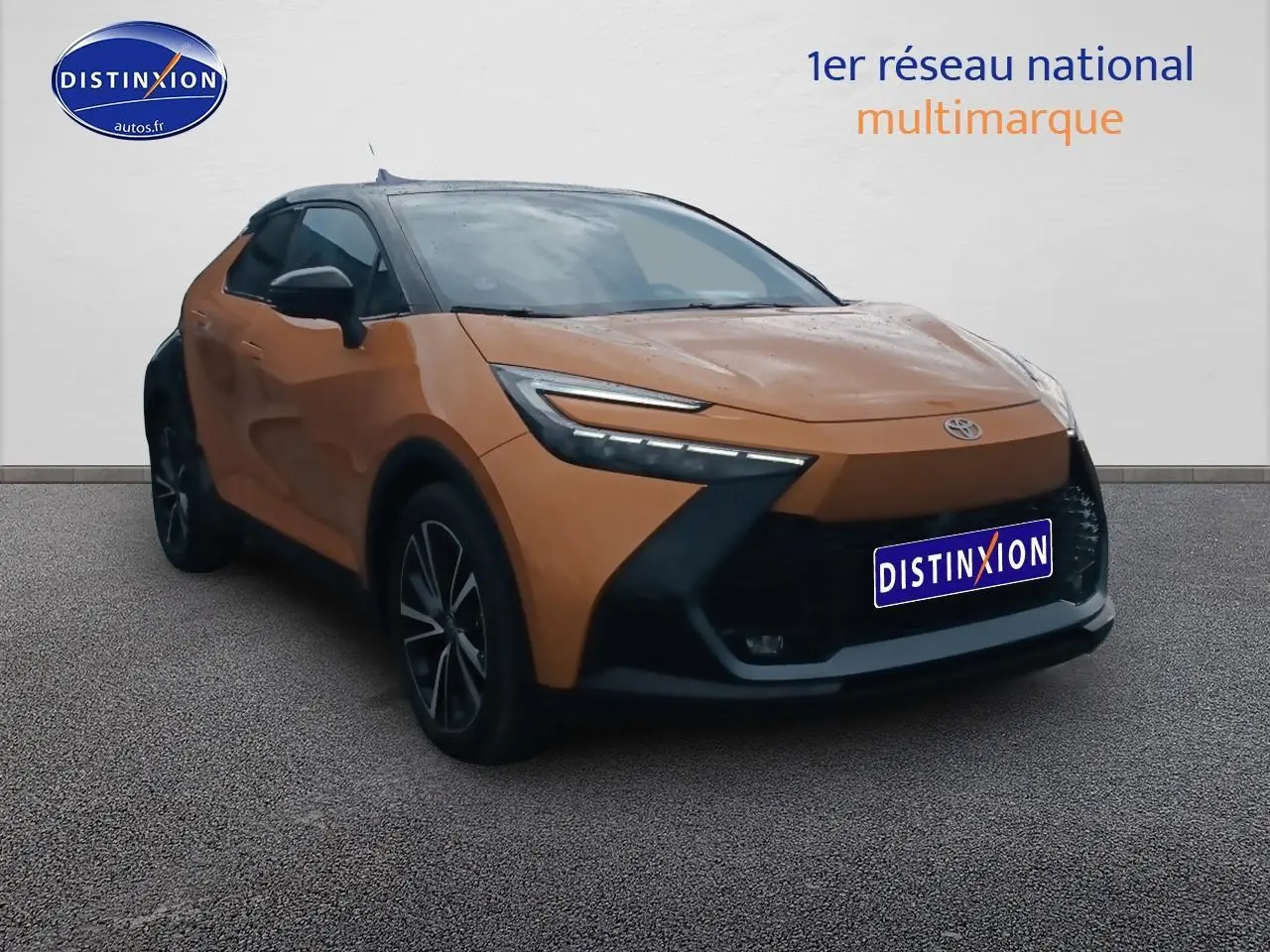 Toyota C-HR hybride 2025 or et noir, vue 3/4 avant avec phares LED et jantes alliage noires.