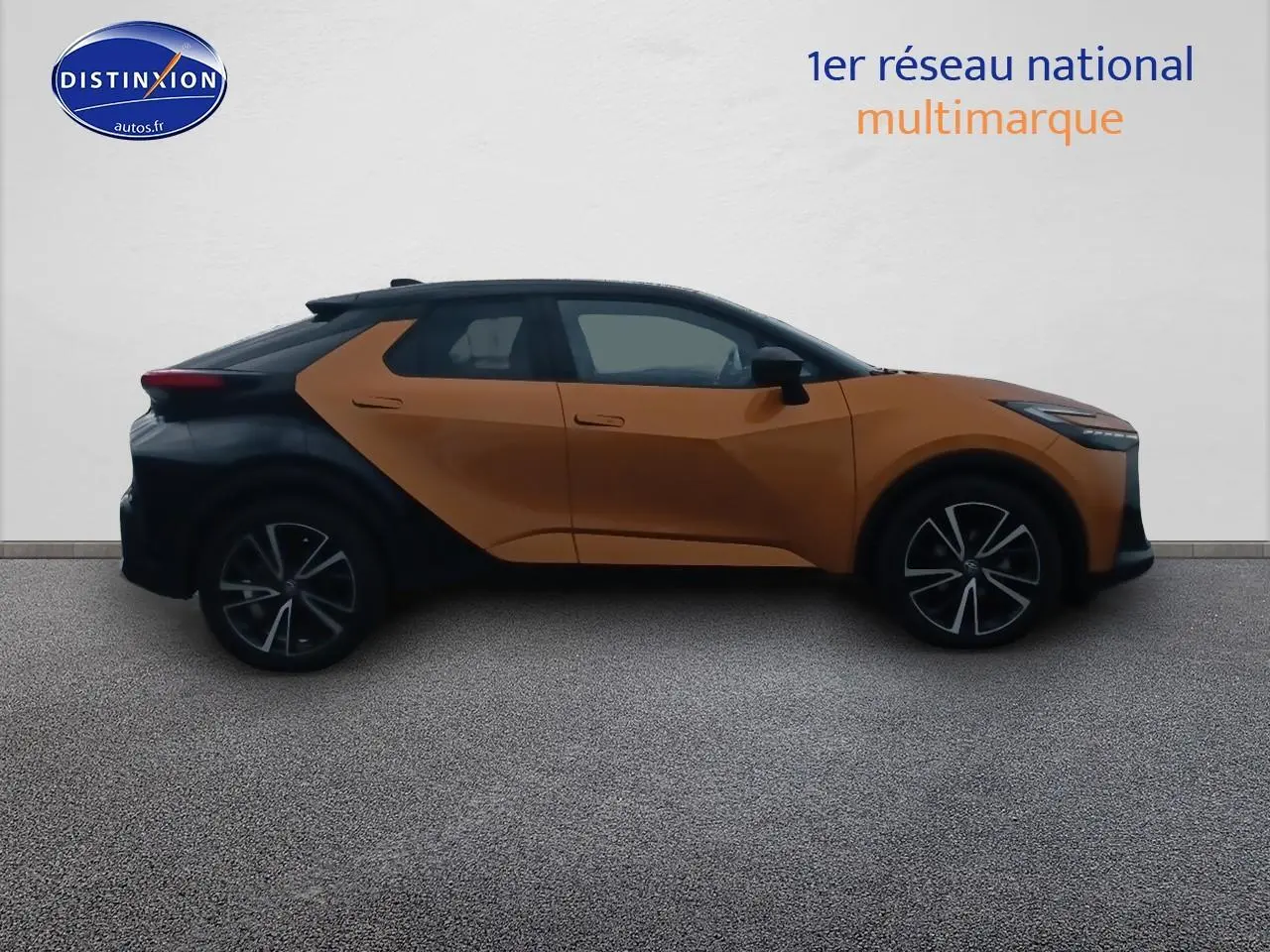 Profil droit du Toyota C-HR 2.0 hybride 2025 bicolore or et noir avec jantes alliage distinctives.
