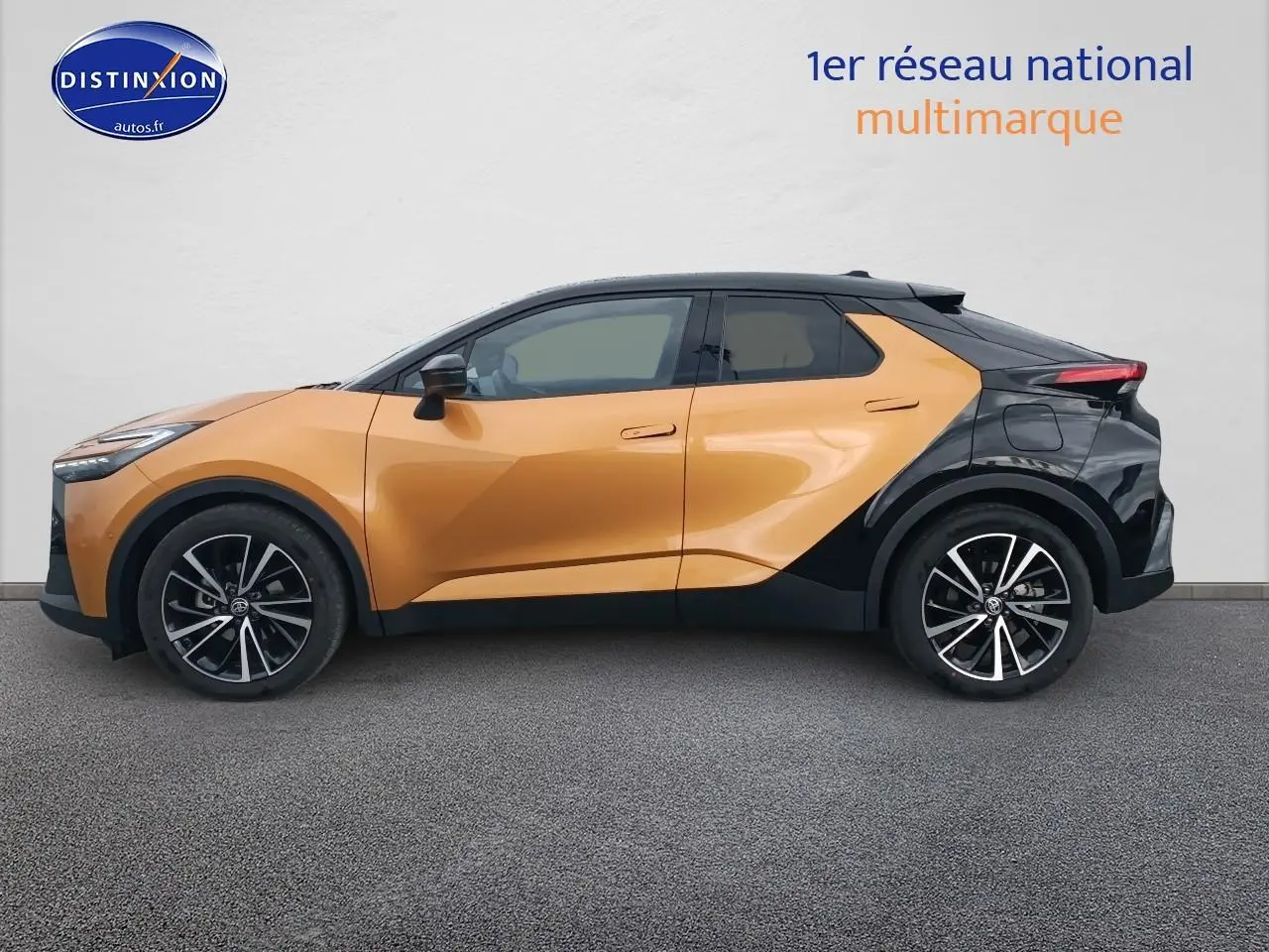 Profil droit du Toyota C-HR 2.0 hybride 2025 bicolore or et noir avec jantes alliage distinctives.