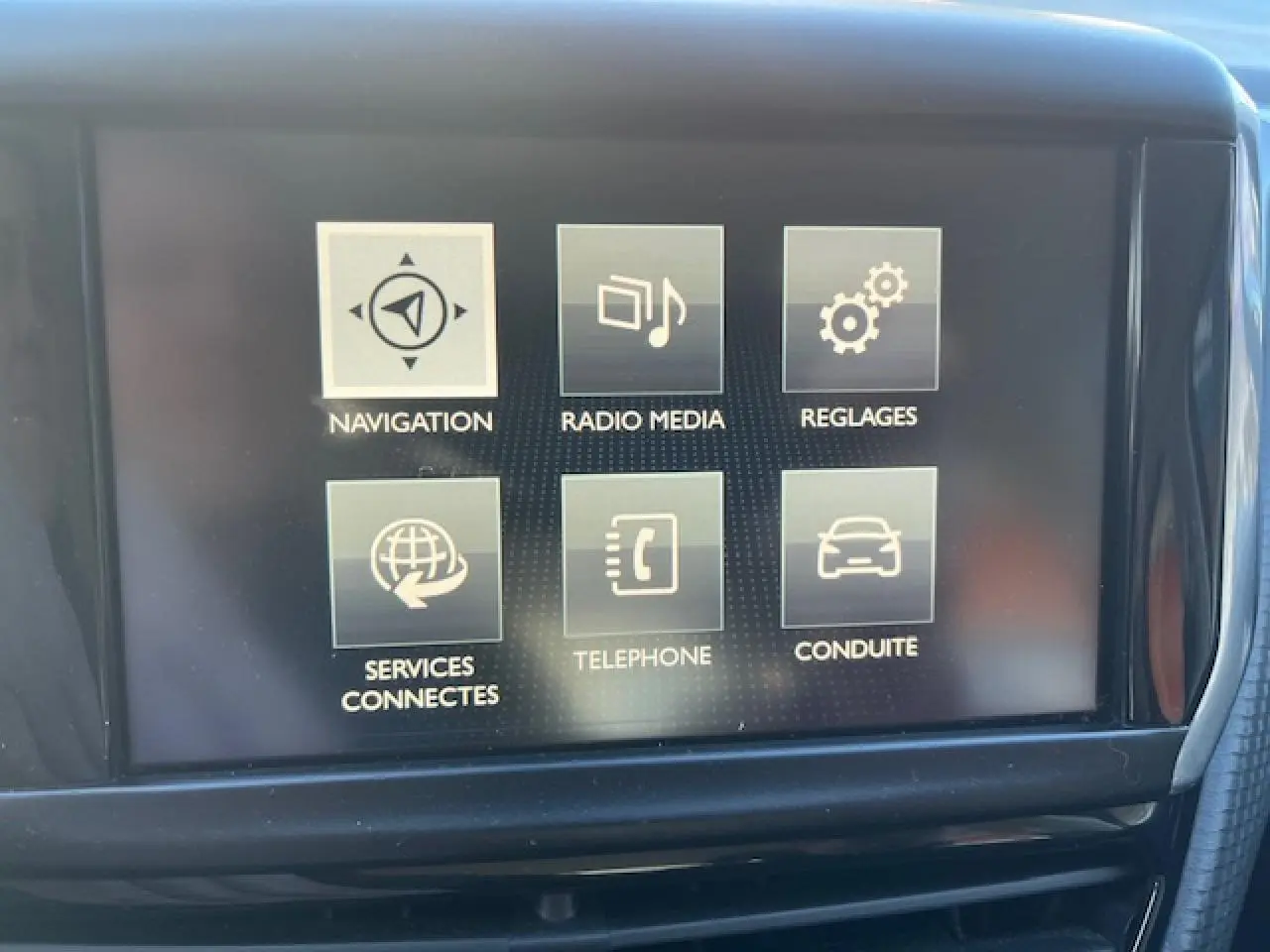 Écran tactile multifonctions 7 pouces de la Peugeot 208 noir, affichant les options de navigation et médias.