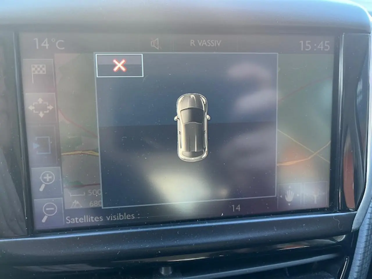 Écran tactile multifonctions de la Peugeot 208 noire, vue rapprochée du tableau de bord avec affichage de la caméra de recul.