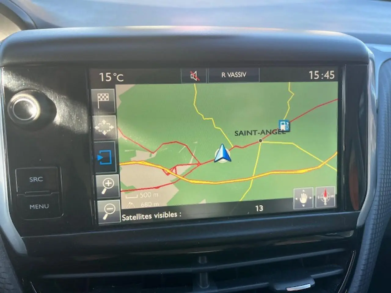 Écran tactile central de la Peugeot 208 2017 affichant la navigation GPS avec carte et commandes autour.