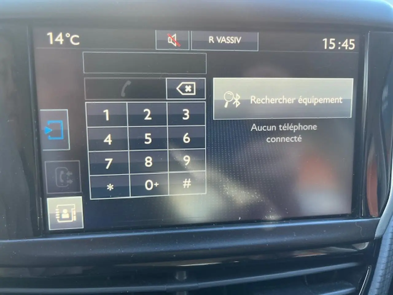 Écran tactile multifonctions 7 pouces de la Peugeot 208 noir, affichant le menu Bluetooth sans téléphone connecté.