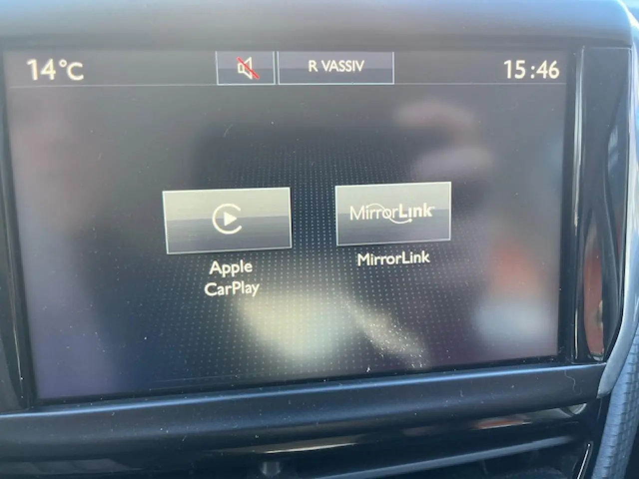 Écran tactile central de la Peugeot 208 noir affichant les options Apple CarPlay et MirrorLink en intérieur.