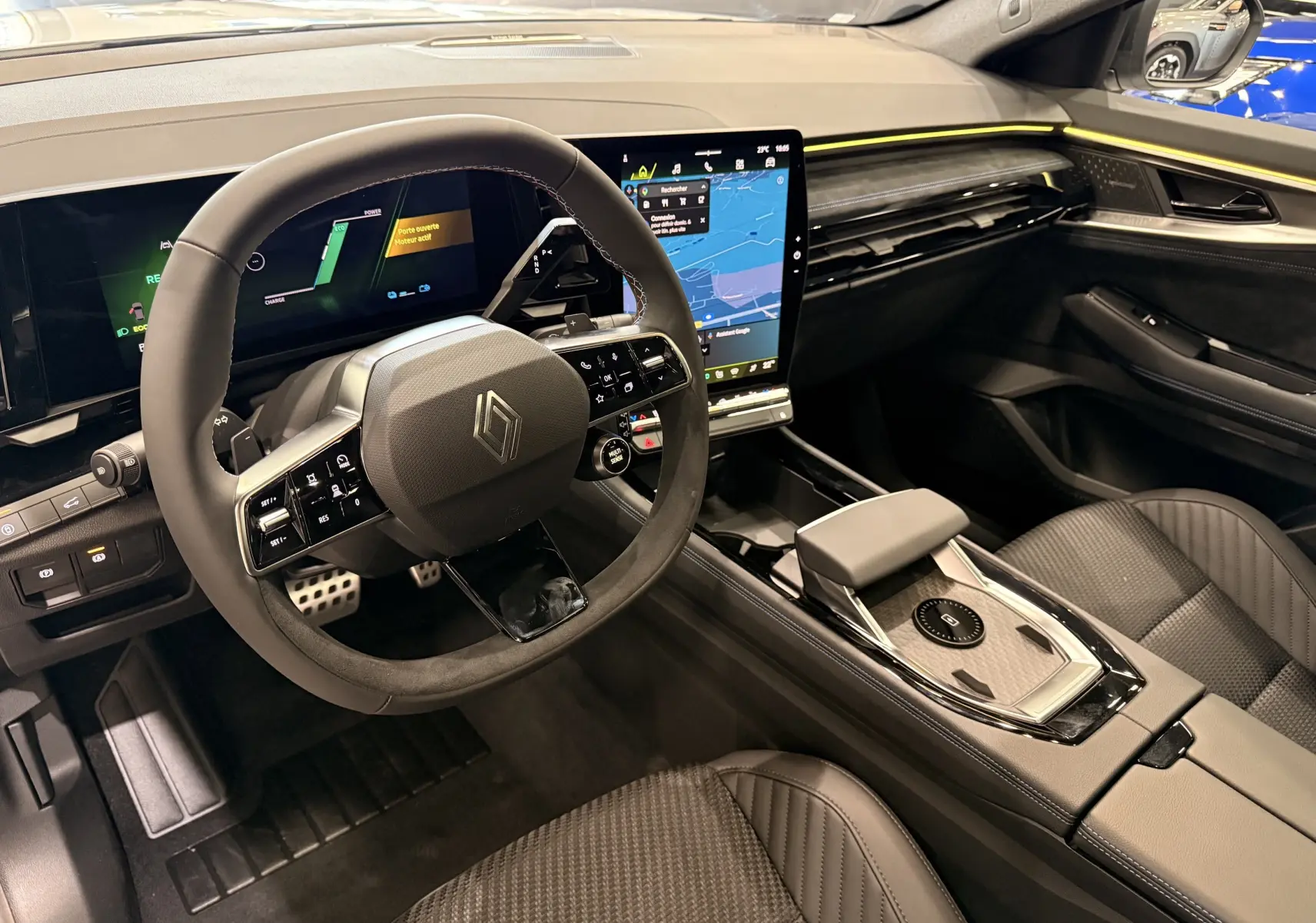 Vue intérieure côté conducteur du Renault Austral 2026, tableau de bord numérique et écran tactile central avec finition moderne noire et beige.