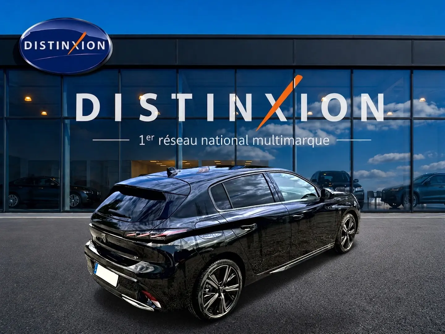 Peugeot 308 1.2 hybrid 145 GT noir vue 3/4 arrière droit, jantes alu et feux arrière LED distinctifs.