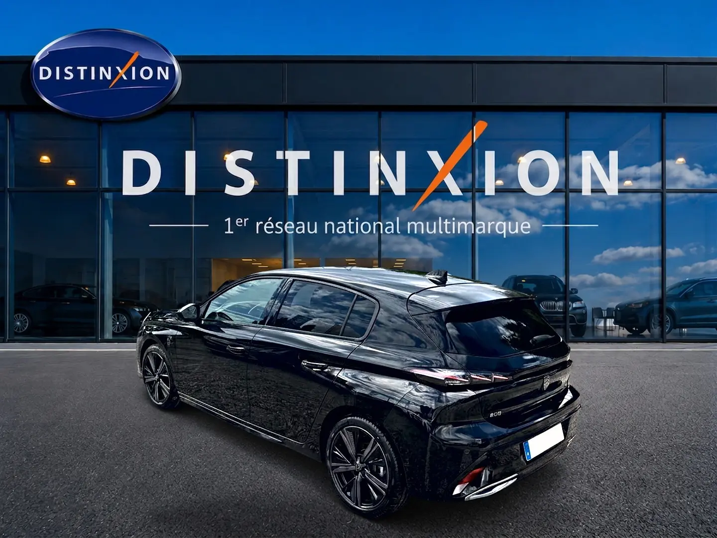 Peugeot 308 1.2 hybrid 145 GT noir vue 3/4 arrière droit, jantes alu et vitres arrière surteintées.