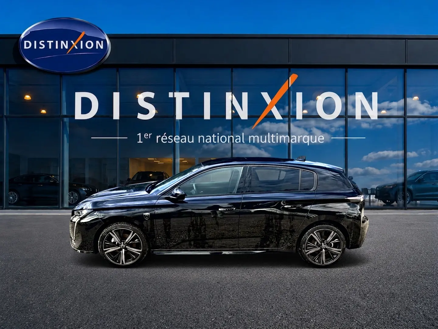 Peugeot 308 1.2 hybrid 145 GT e-DCS6 noire vue de profil côté gauche devant une vitrine Distinxion.