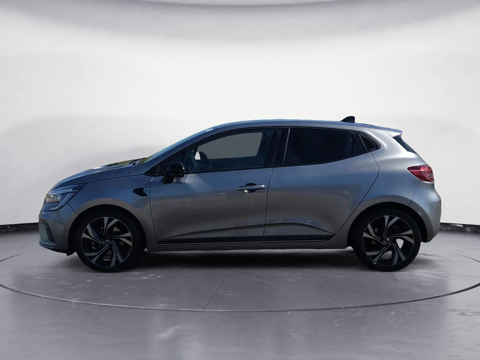 Profil côté gauche d'une Renault Clio V E-Tech Full Hybrid 145 gris foncé métal avec jantes alliage 17 pouces.