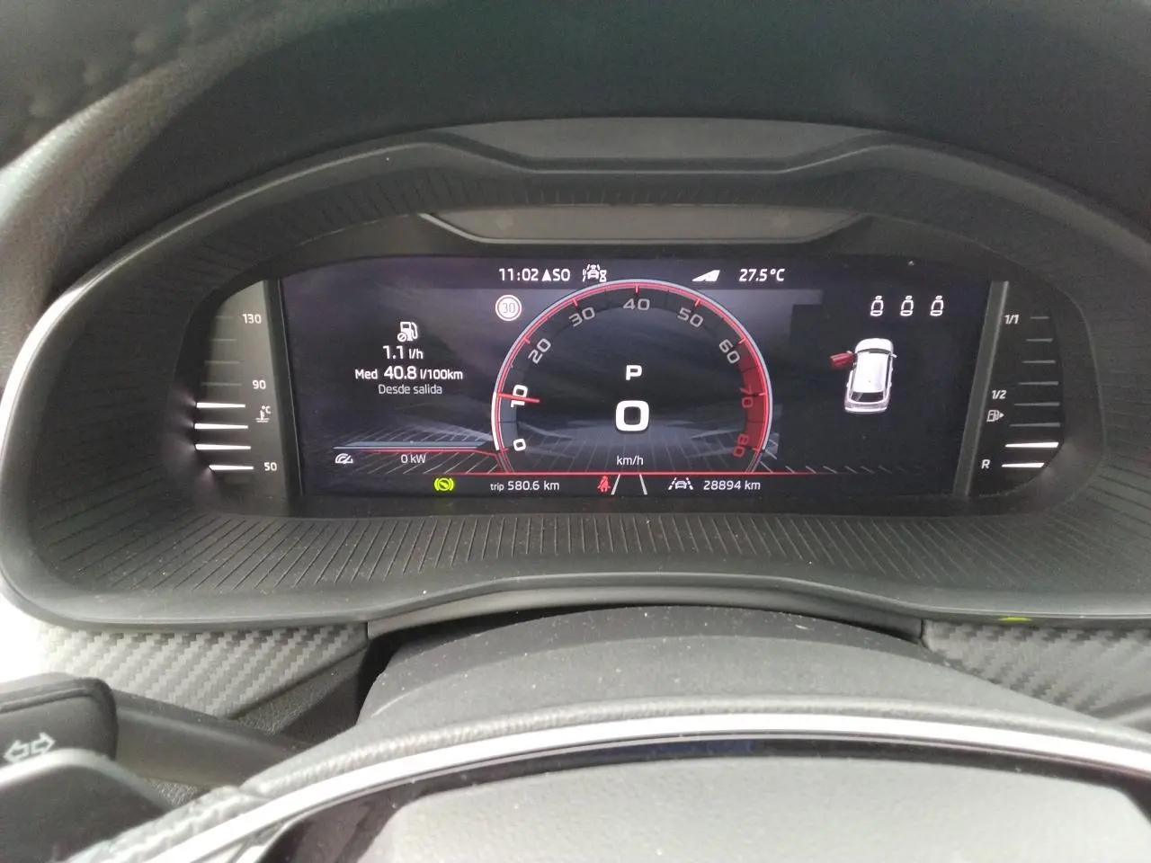 Vue rapprochée du tableau de bord numérique du Skoda Kamiq Monte-Carlo 2025 avec affichage digital et insert carbone.