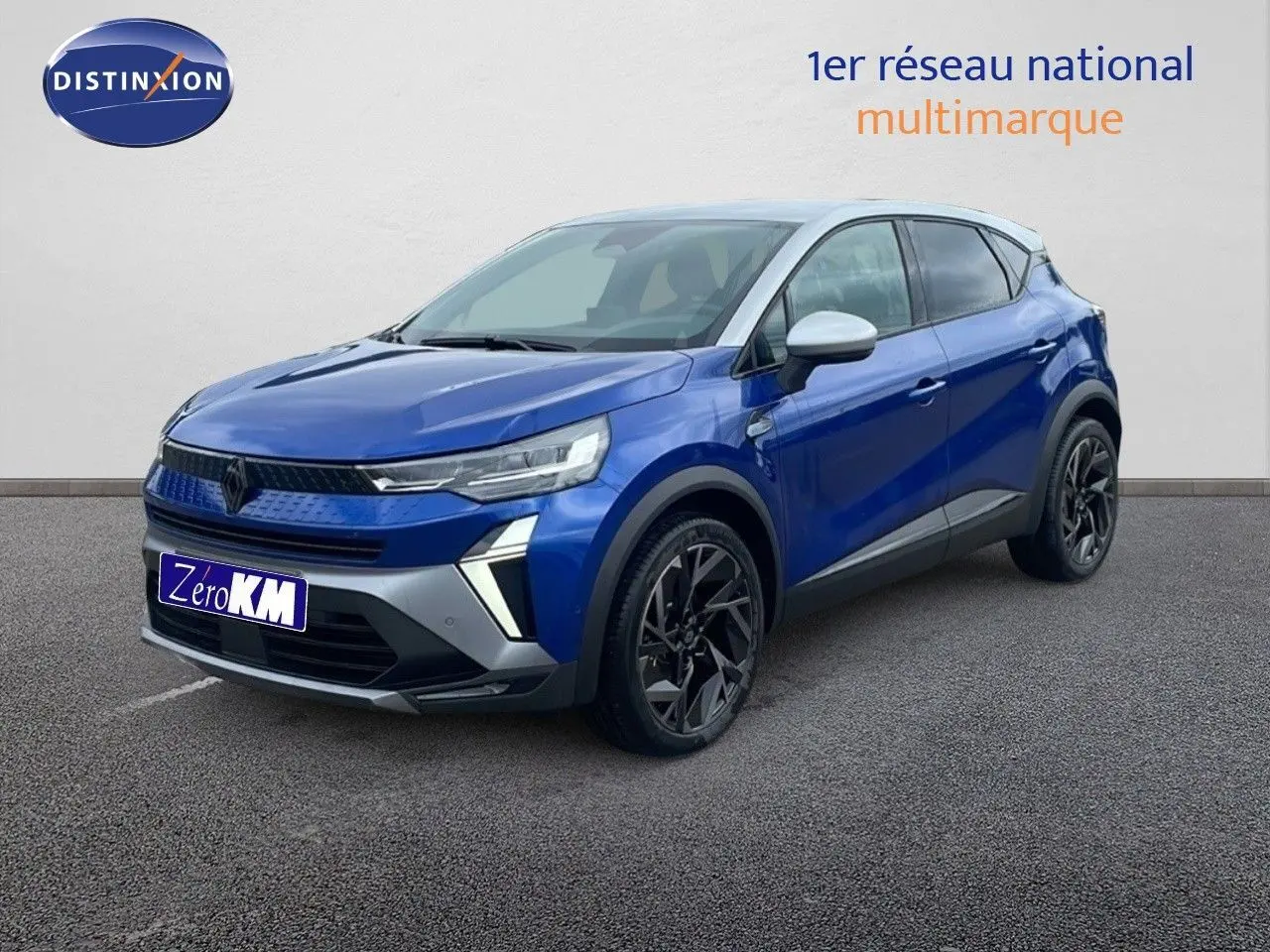 Renault Captur E-Tech hybride 2025 bleu Iron Metal avec toit gris, vue 3/4 avant côté gauche.