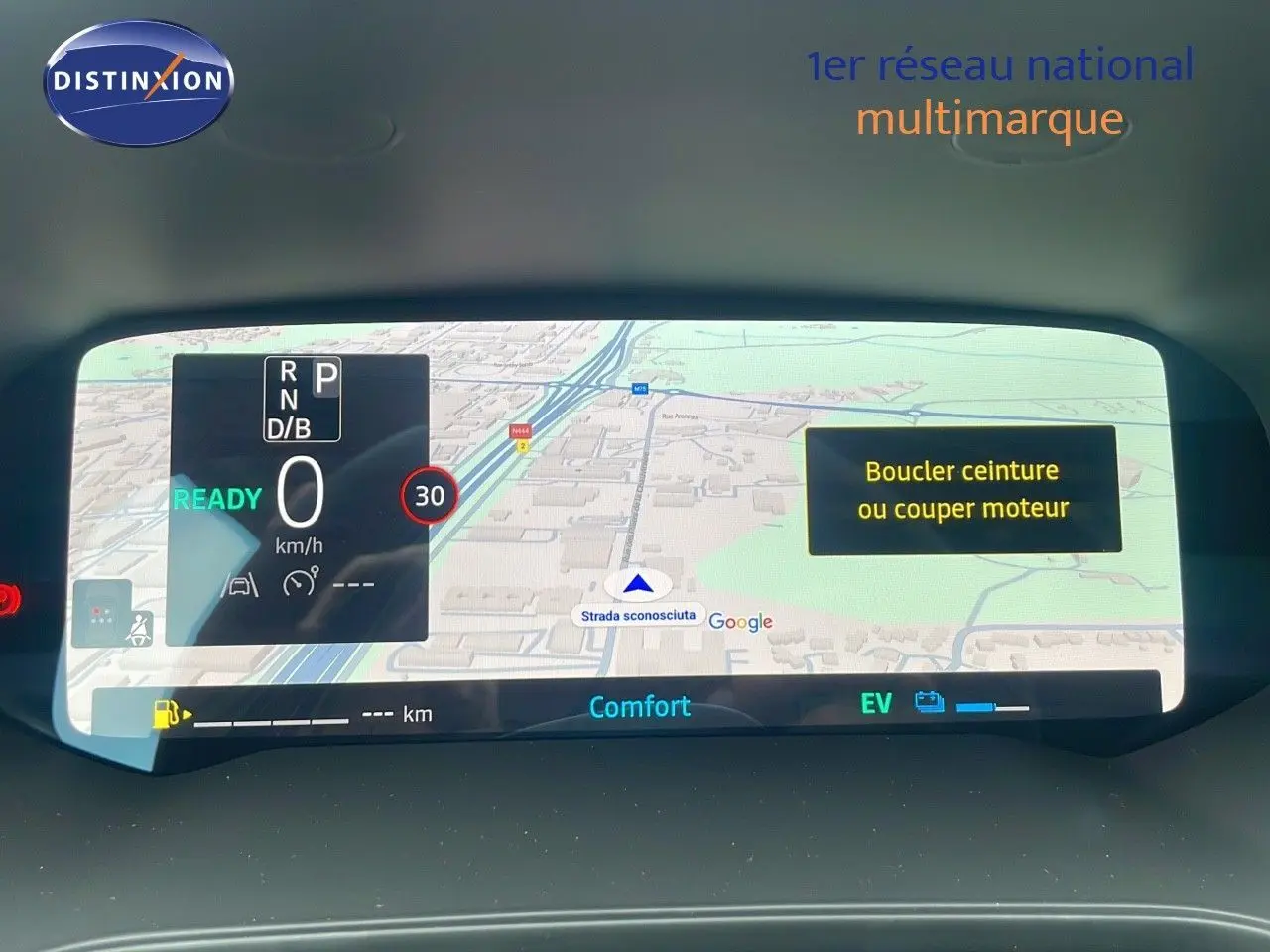Tableau de bord numérique du Renault Captur E-Tech 2025 affichant navigation Google et alertes de sécurité.