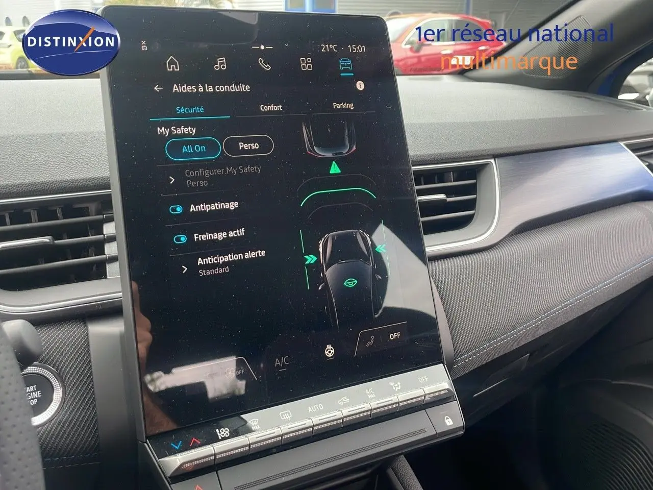 Tableau de bord intérieur du Renault Captur E-Tech Hybrid 2025 avec écran tactile central affichant les aides à la conduite.