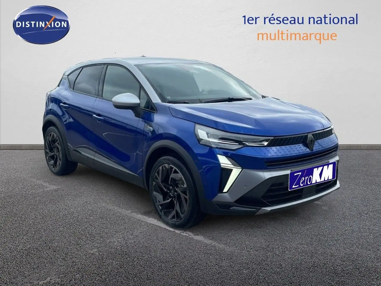 Renault Captur E-Tech hybride bleu Iron Metal avec toit gris, vue 3/4 avant côté gauche, jantes noires distinctives.