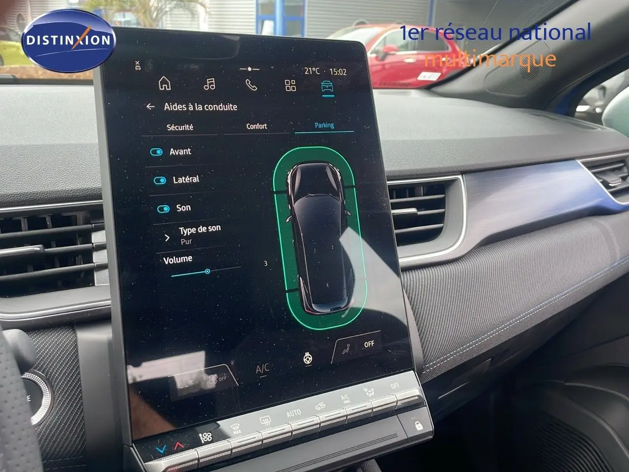 Vue intérieure du tableau de bord du Renault Captur E-Tech Hybrid 2025, avec écran tactile central affichant les aides à la conduite.