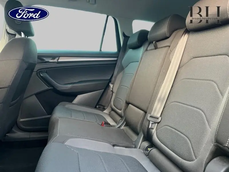 Vue intérieure côté droit sur les sièges arrière noirs du Skoda Kodiaq 2021 avec ceintures et appuie-têtes visibles