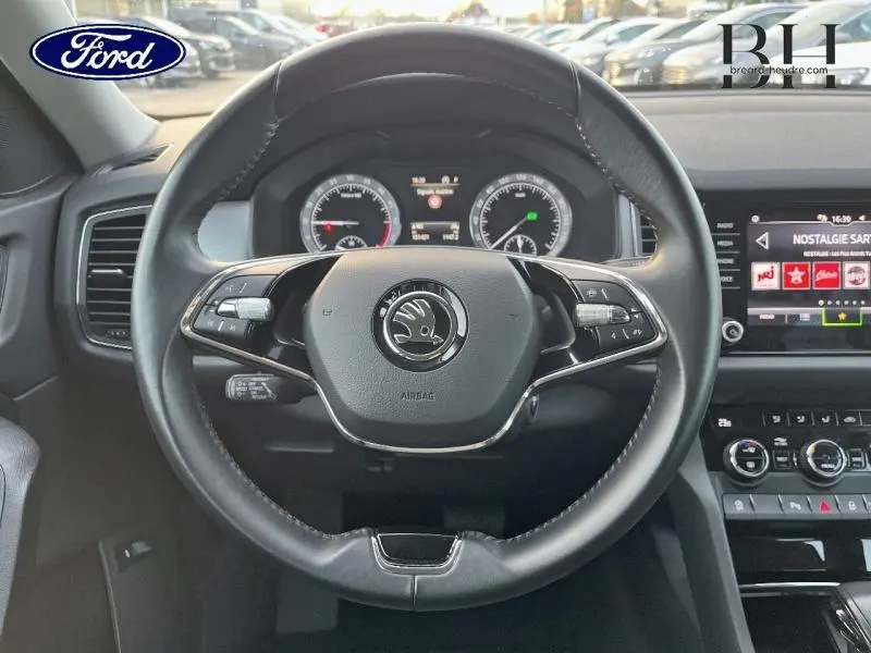 Vue rapprochée du volant cuir noir et du tableau de bord numérique du Skoda Kodiaq 2.0 TDI Business 2021.