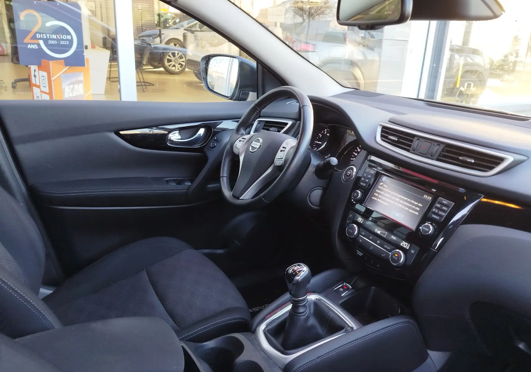 Vue arrière d'un Nissan Qashqai bronze Ultime 2017 avec feux arrière allongés et vitre arrière teintée.