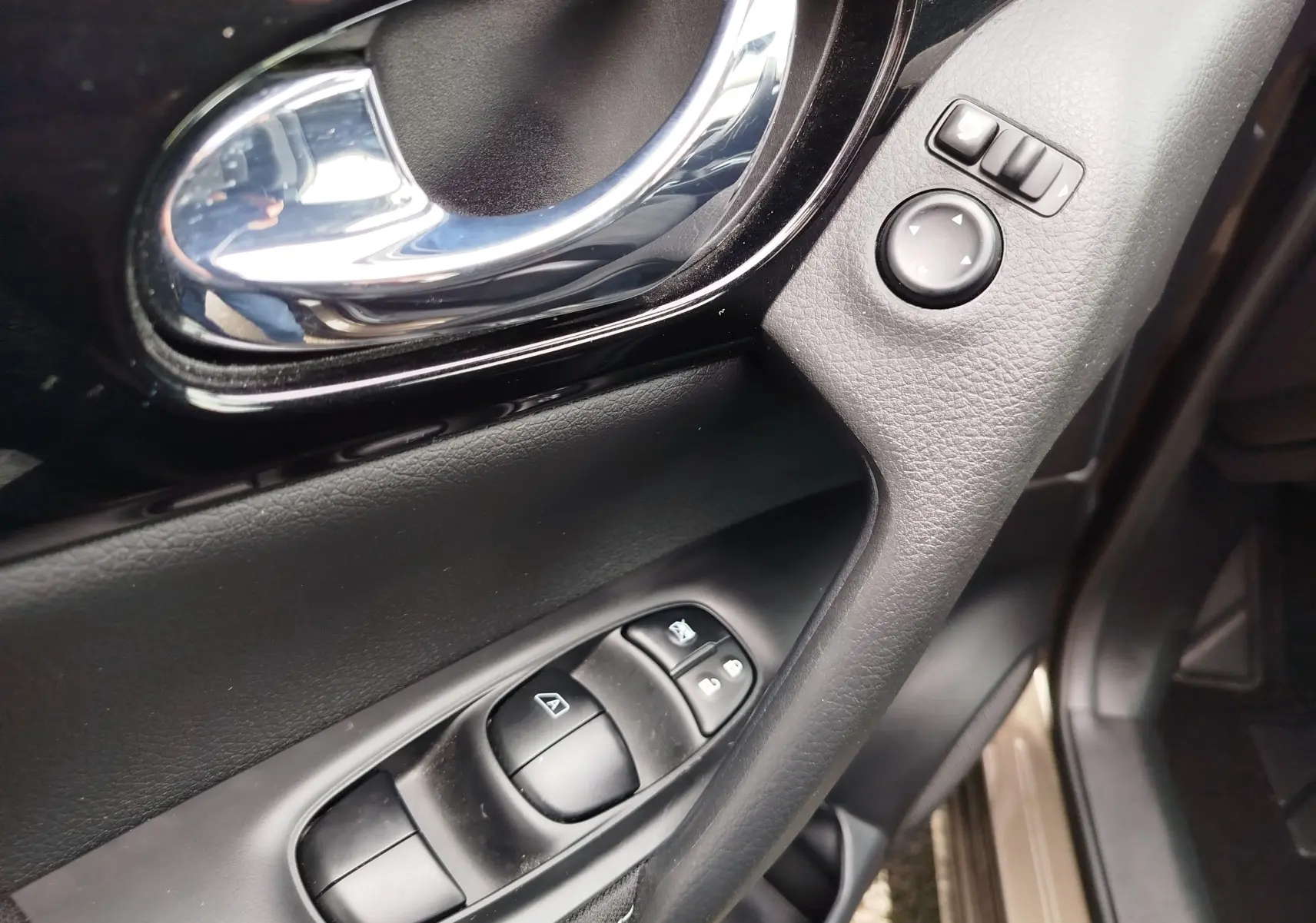 Écran central du système multimédia Nissan Qashqai 2017 affichant la liste des stations FM avec commandes autour.