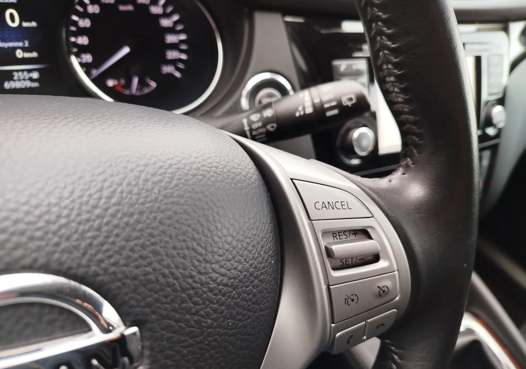 Écran tactile du système multimédia du Nissan Qashqai 2017 affichant le menu des paramètres en intérieur.