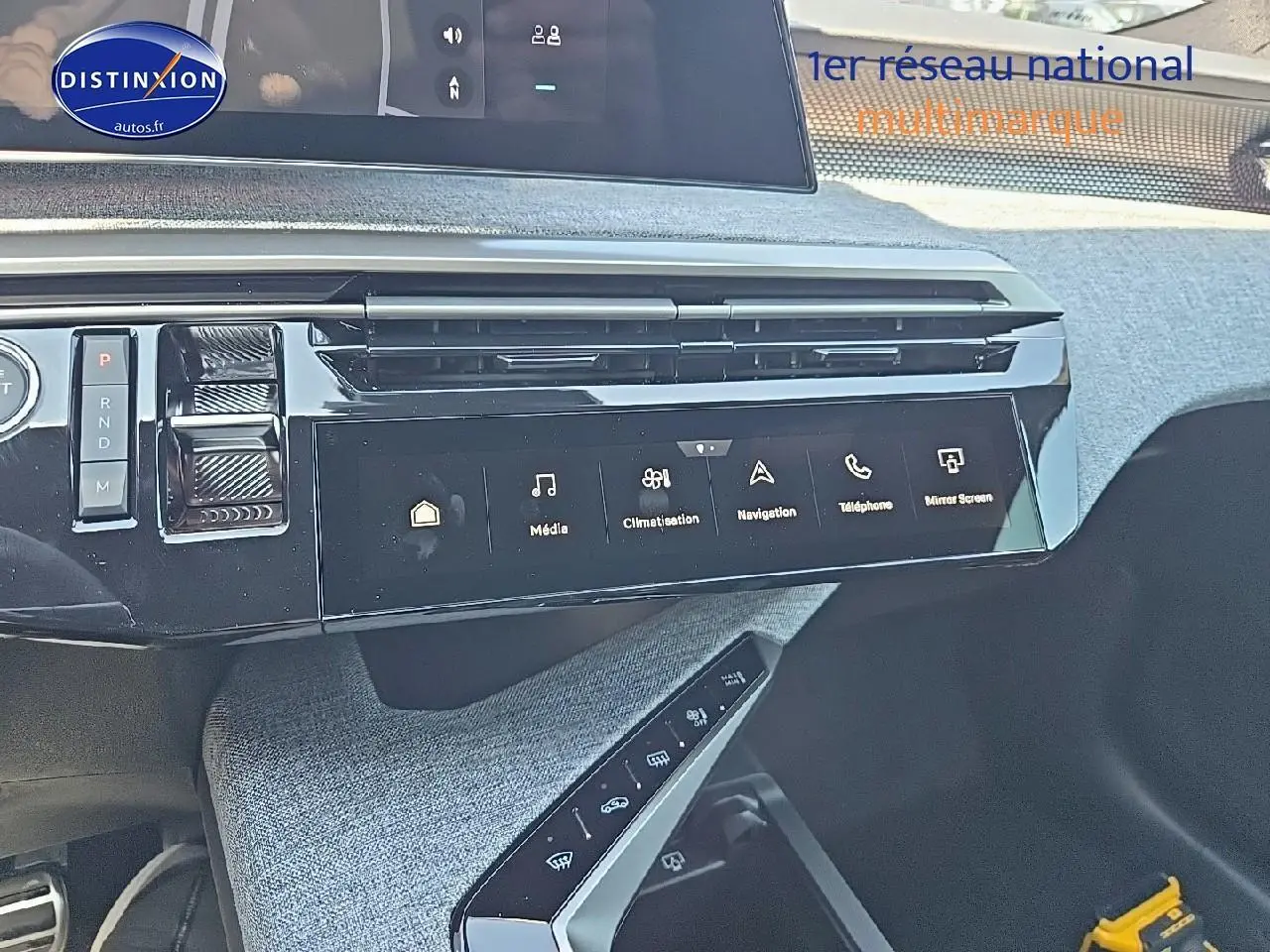 Détail de la console centrale noire et grise du Peugeot 3008 1.2 hybrid 145 GT e-DCS6 avec écran tactile et commandes digitales.