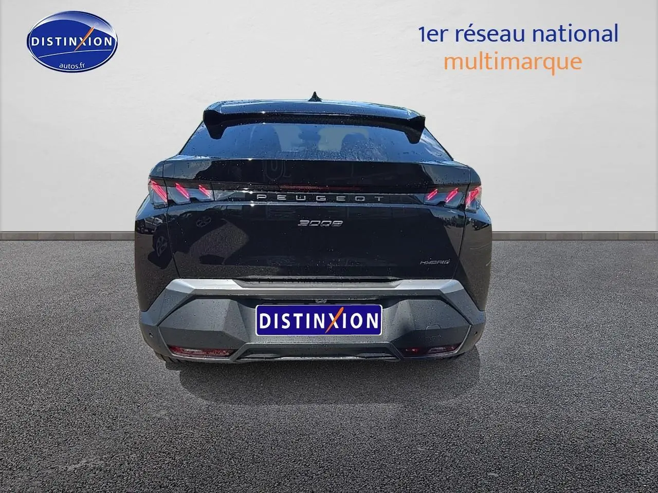 Vue arrière d’un Peugeot 3008 noir hybride 2025 avec feux LED et becquet arrière distinctif.