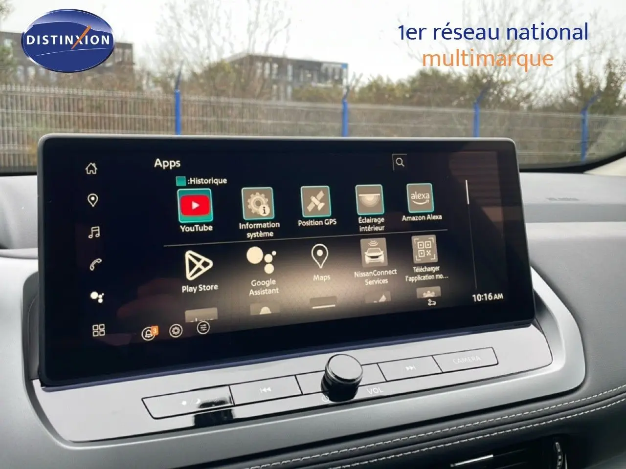 Écran tactile central du Nissan Qashqai 2025 affichant des applications, vue intérieure avant en plan rapproché.