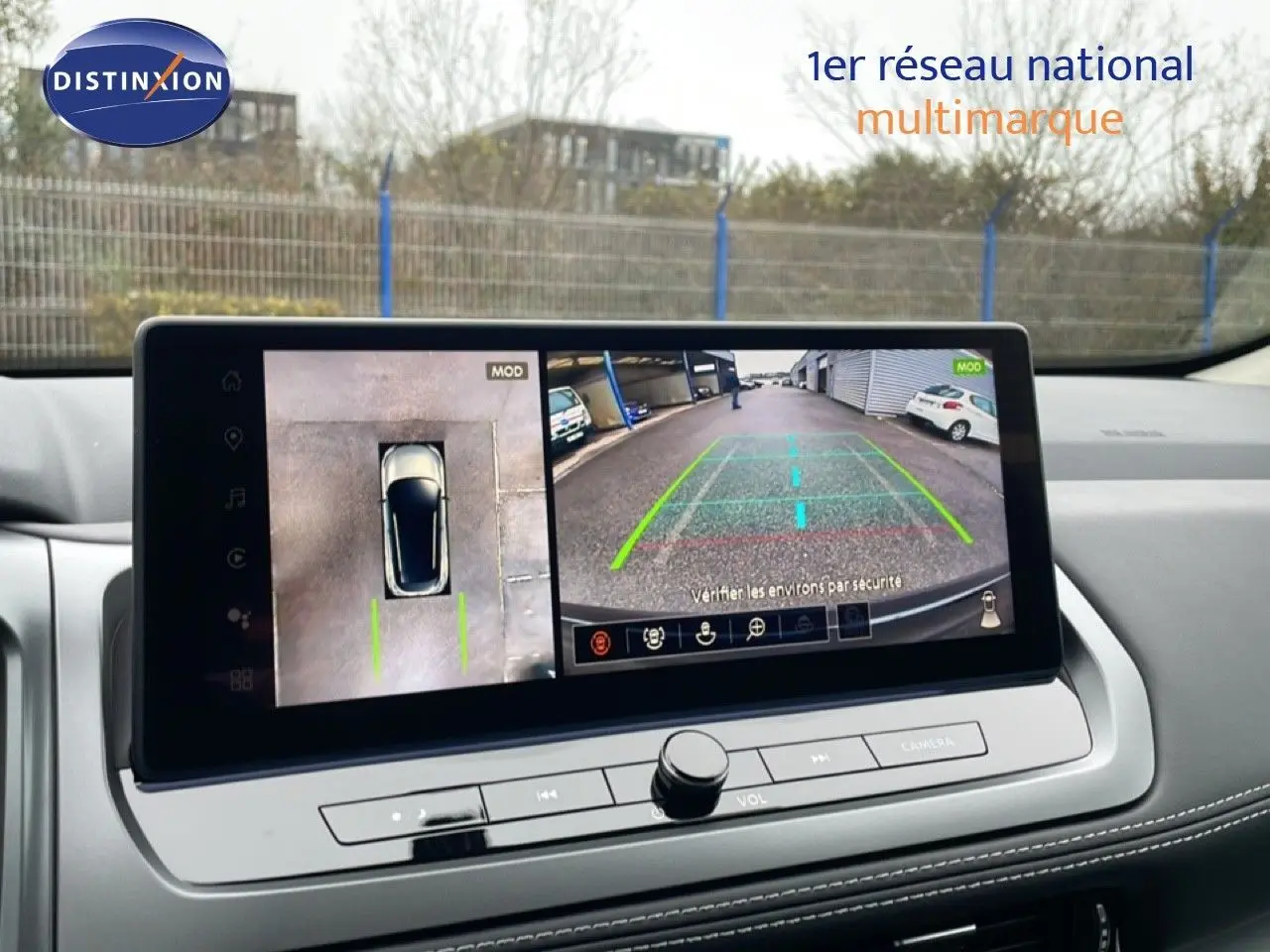Écran central du Nissan Qashqai 2025 noir perle métal montrant la caméra de recul et vue 360° en stationnement.