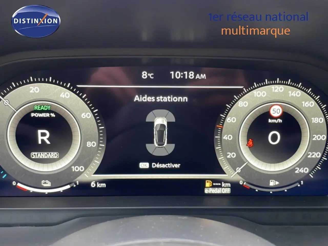 Tableau de bord numérique du Nissan Qashqai 2025, affichant l'aide au stationnement et la vitesse à 0 km/h.