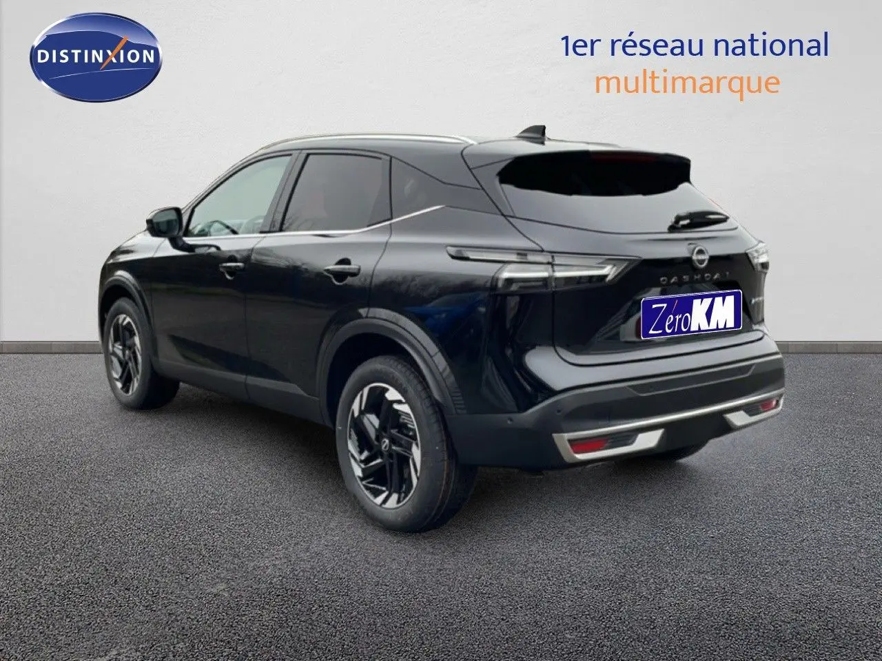 Vue 3/4 arrière droite du Nissan Qashqai noir perle métal avec jantes bi-ton et feux LED distinctifs.