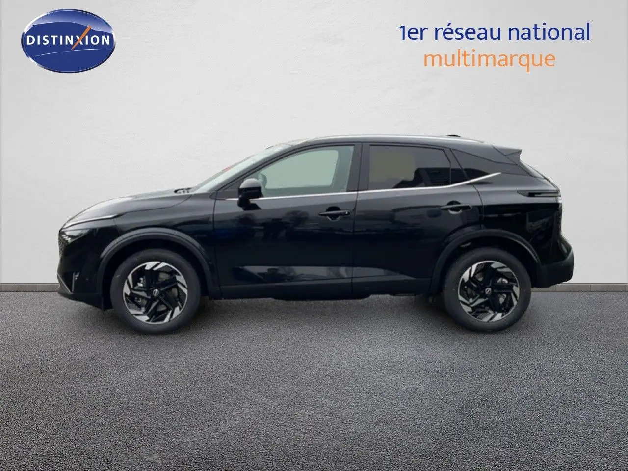 Vue latérale droite d'un Nissan Qashqai 2025 noir perle métal avec jantes bi-ton et toit noir.