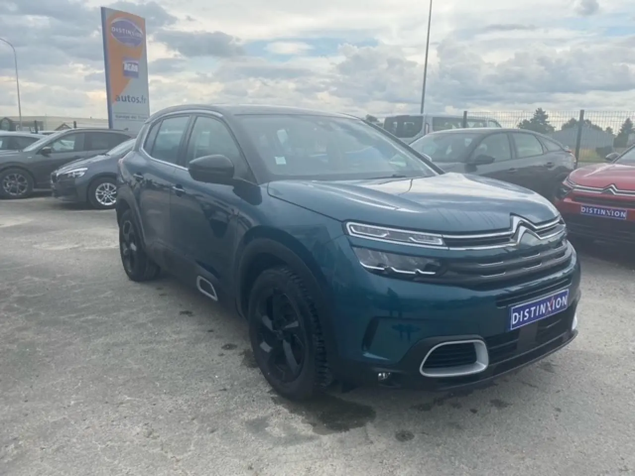 Citroën C5 Aircross bleu Tijuca 3/4 avant droit avec toit noir et jantes alliage noires.