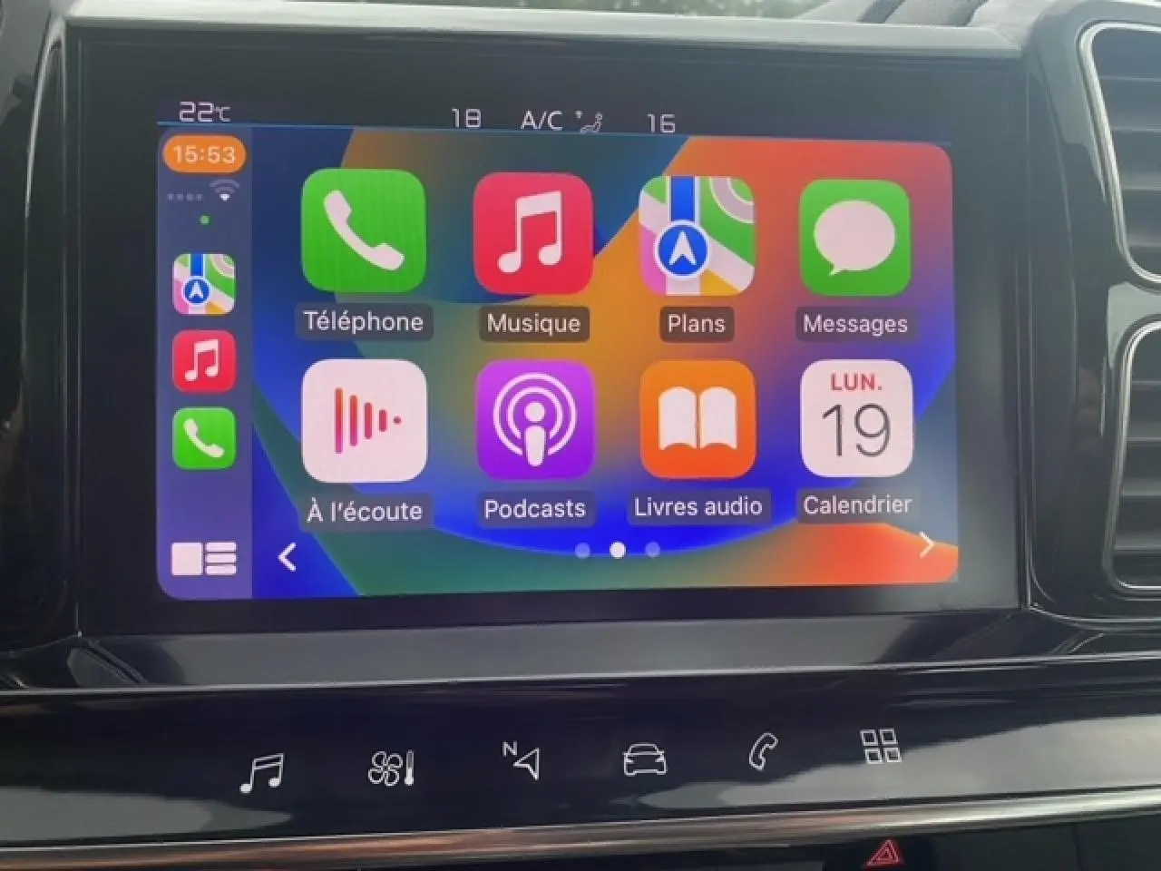 Écran tactile central du Citroën C5 Aircross 2021 montrant l'interface Apple CarPlay colorée en mode paysage.