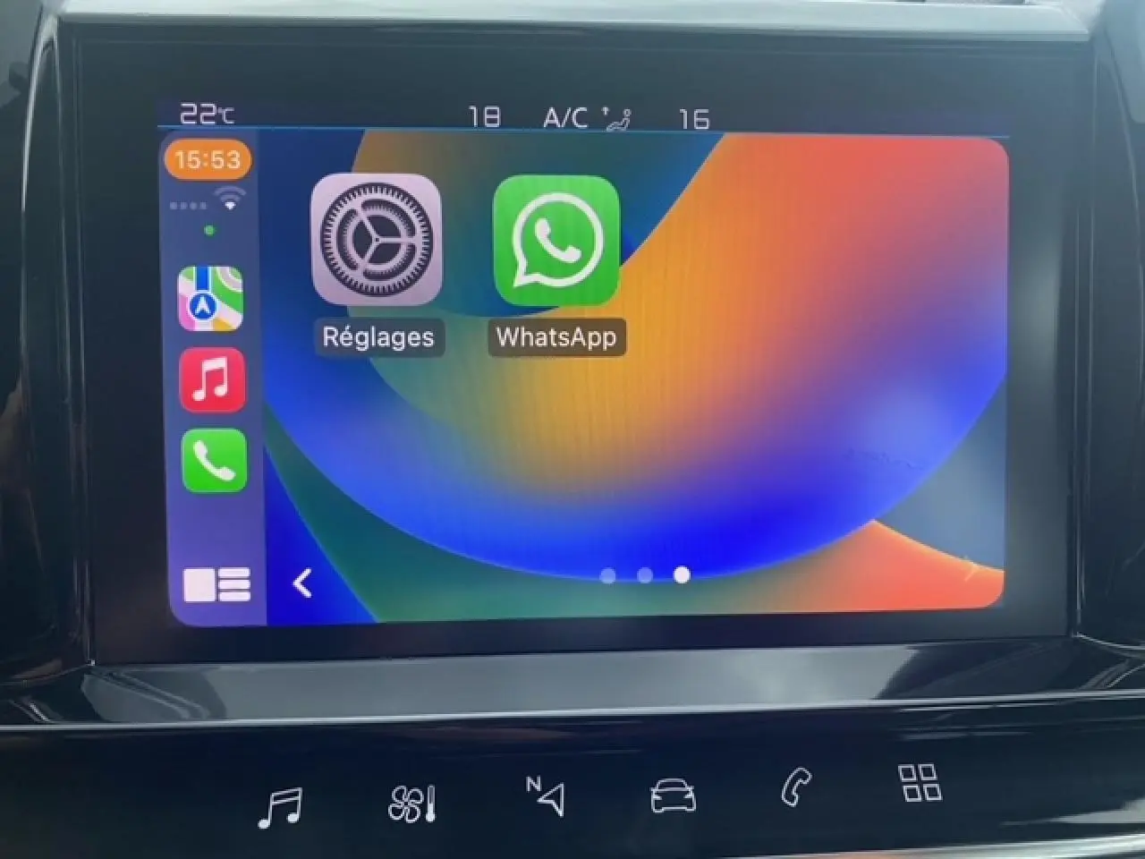 Écran tactile central du Citroën C5 Aircross 2021 montrant l'interface Apple CarPlay avec applications Réglages et WhatsApp.