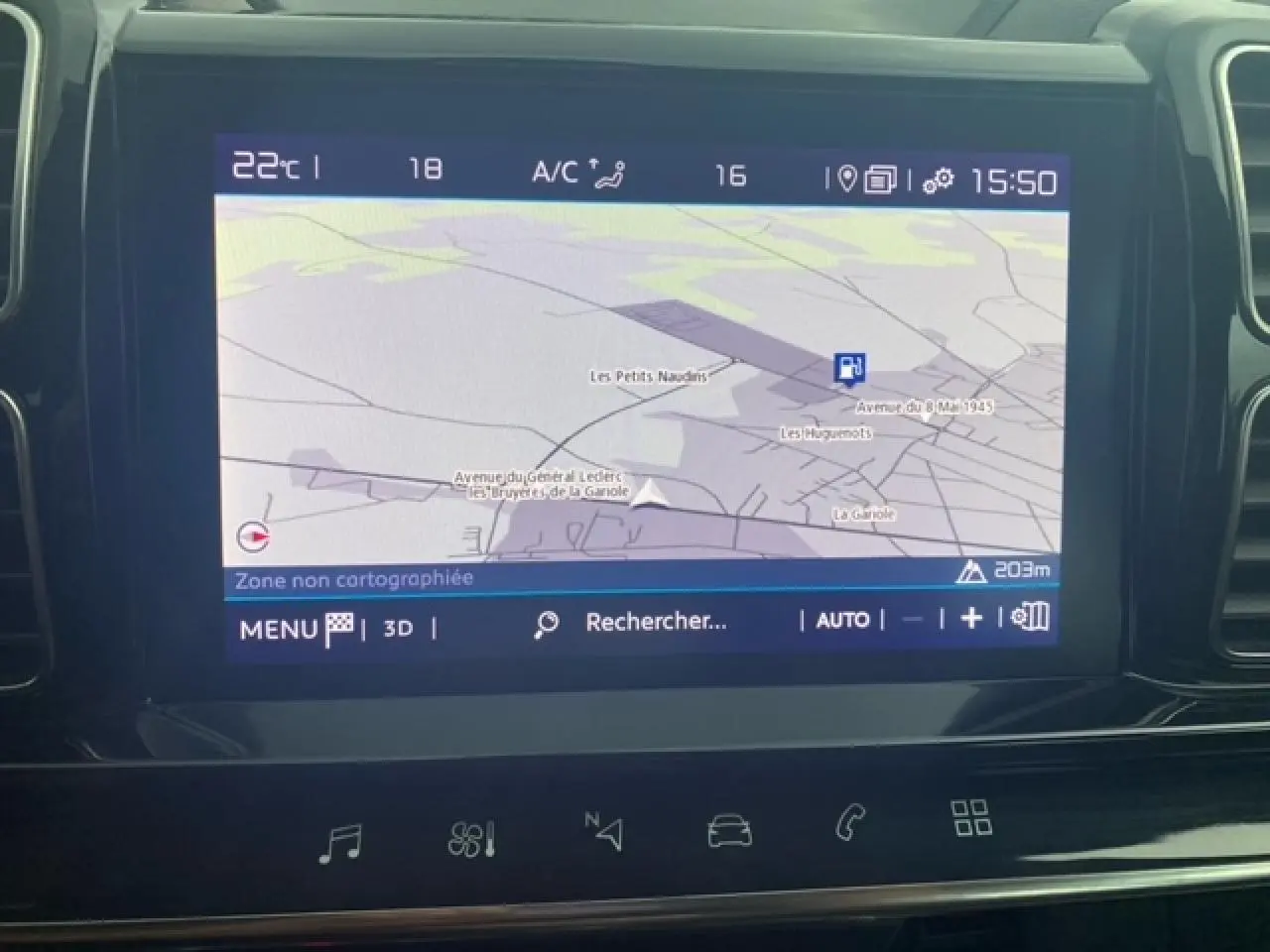 Écran tactile du système de navigation CITROEN C5 Aircross 2021 affichant une carte en mode 3D, intérieur noir.