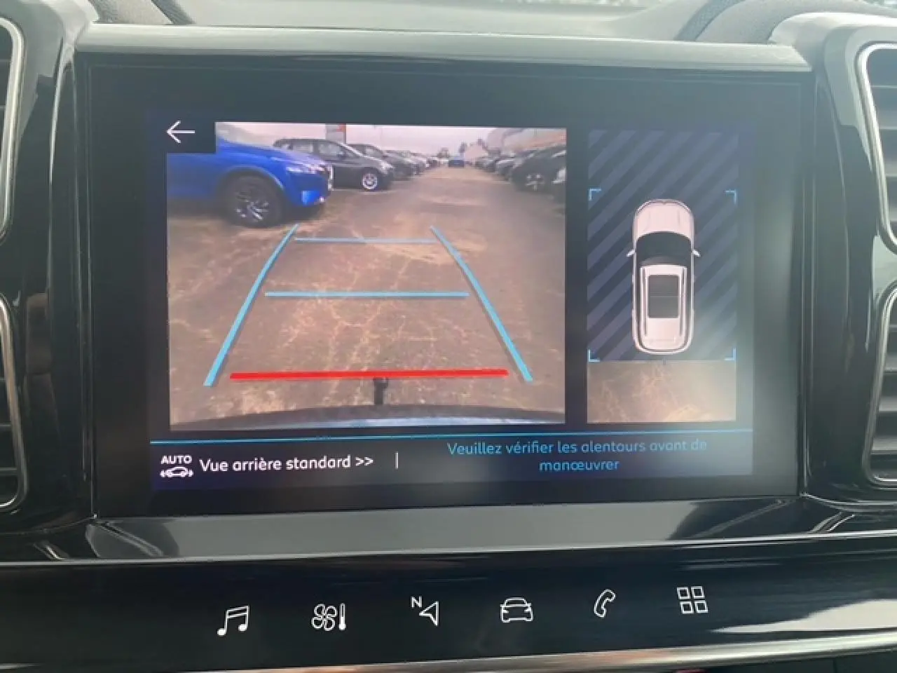 Écran tactile montrant la caméra de recul avec vue arrière standard et aide au stationnement du Citroën C5 Aircross bleu.