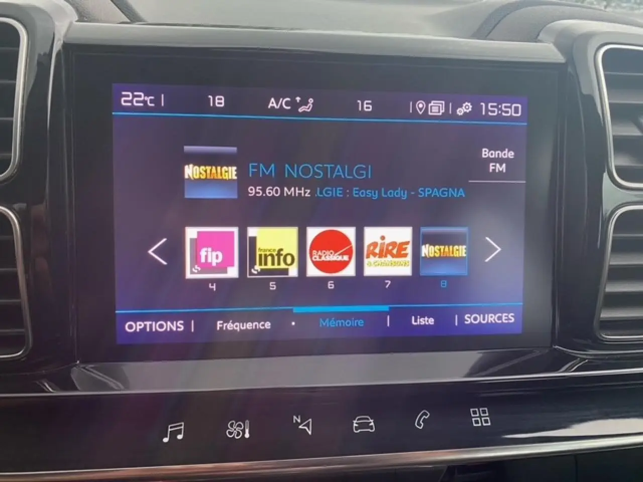 Écran tactile central du Citroën C5 Aircross 2021 affichant la radio FM Nostalgie avec interface moderne.