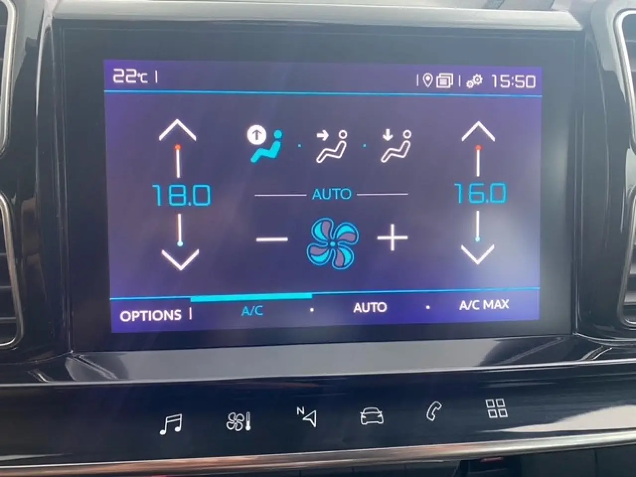 Écran tactile de la climatisation automatique bi-zone du Citroën C5 Aircross 2021, vue de face.