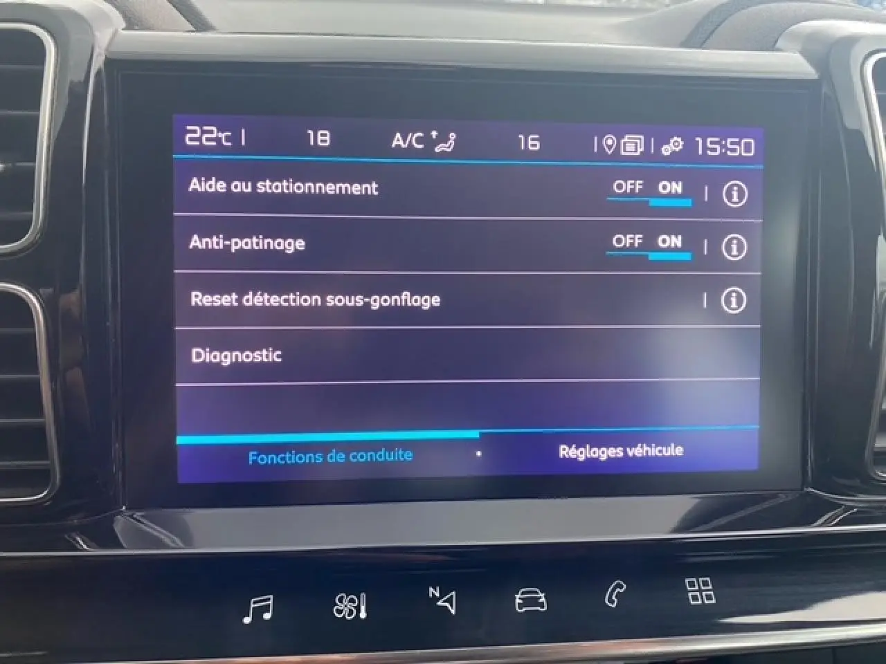 Écran tactile central du Citroën C5 Aircross 2021 affichant les réglages d’aide au stationnement et d’anti-patinage.