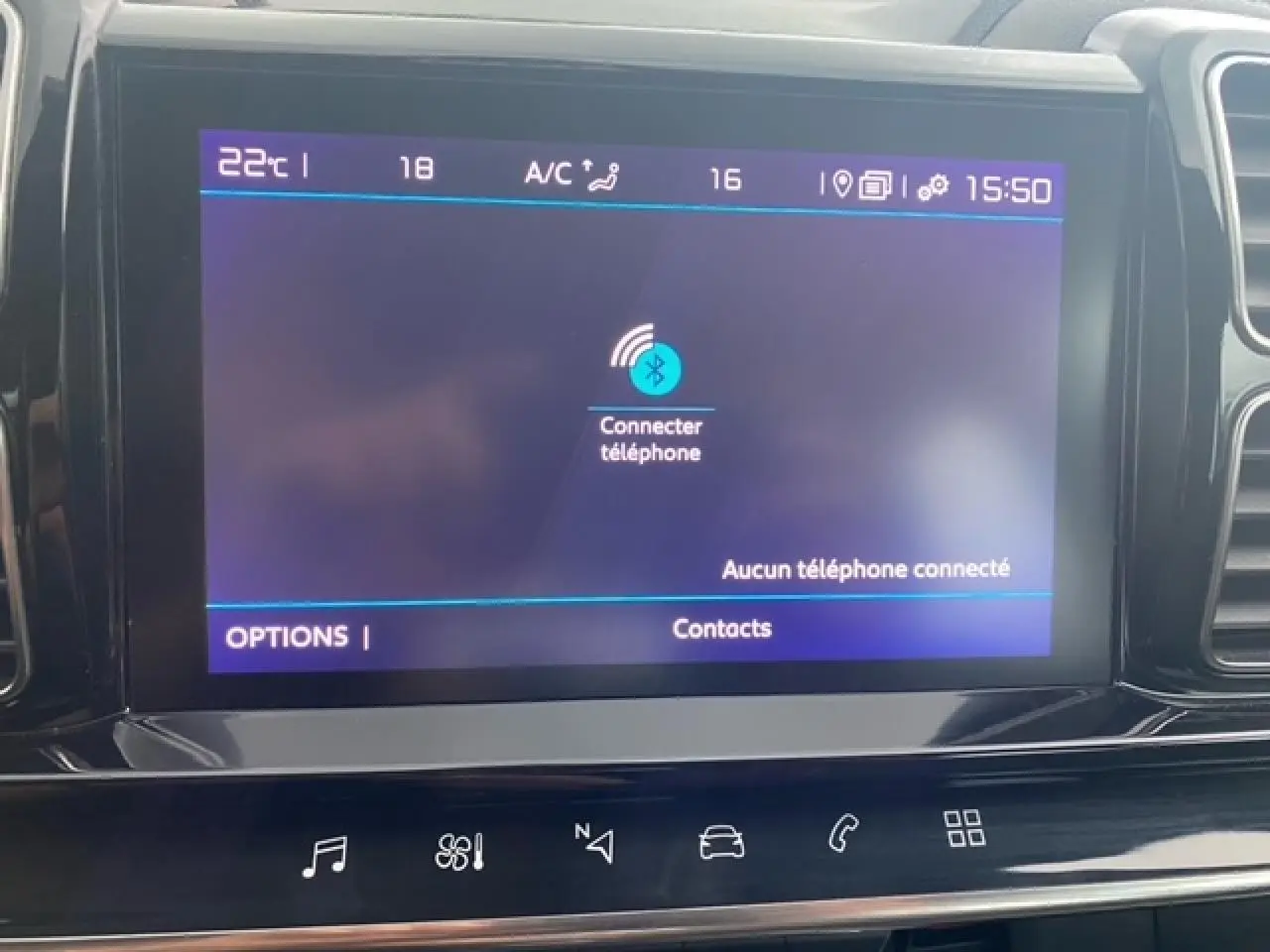 Écran tactile central du tableau de bord du Citroën C5 Aircross 2021, affichant la connexion Bluetooth téléphone.