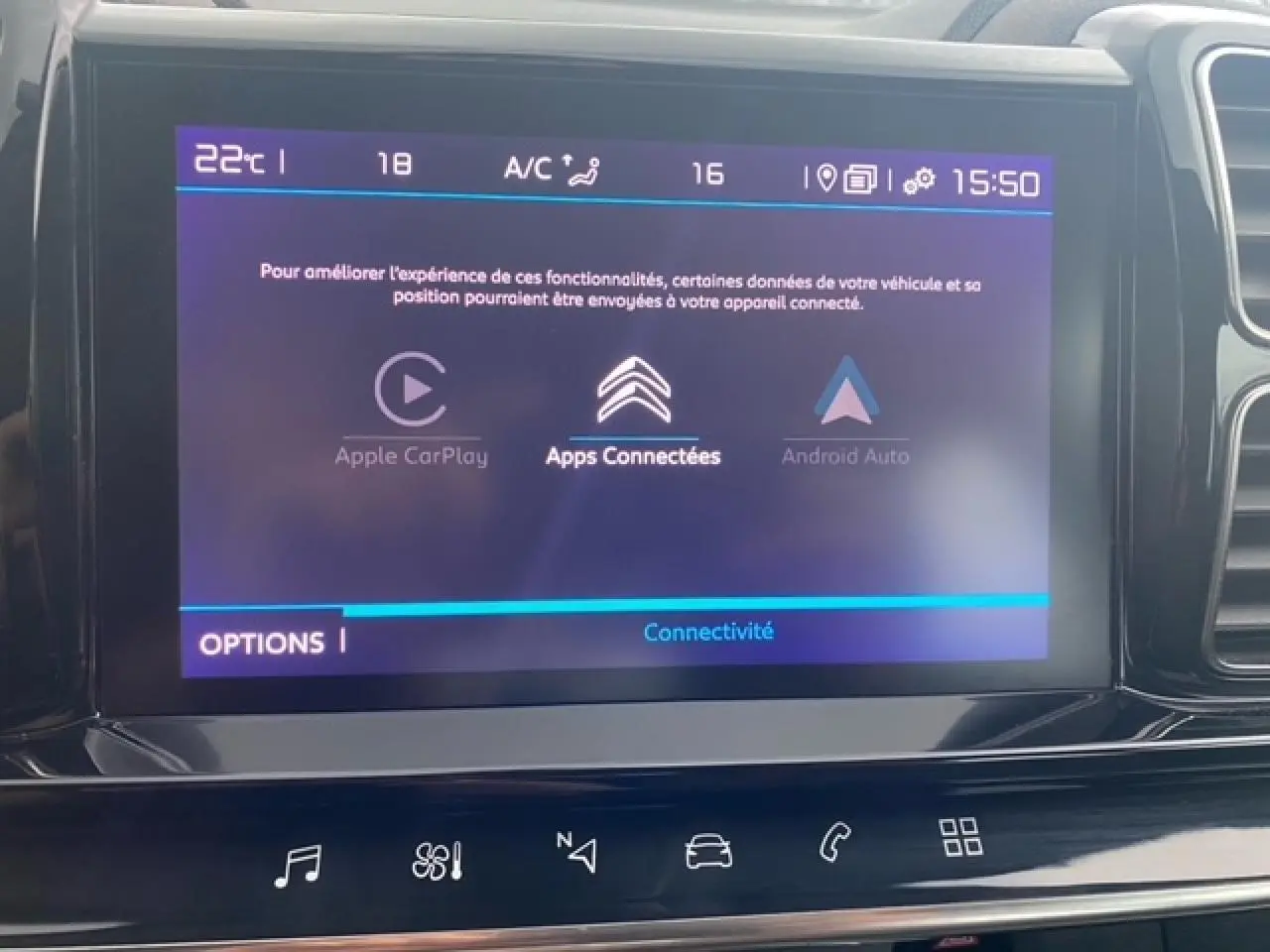 Écran tactile central du Citroën C5 Aircross 2021 montrant les options Apple CarPlay et Android Auto, intérieur noir.