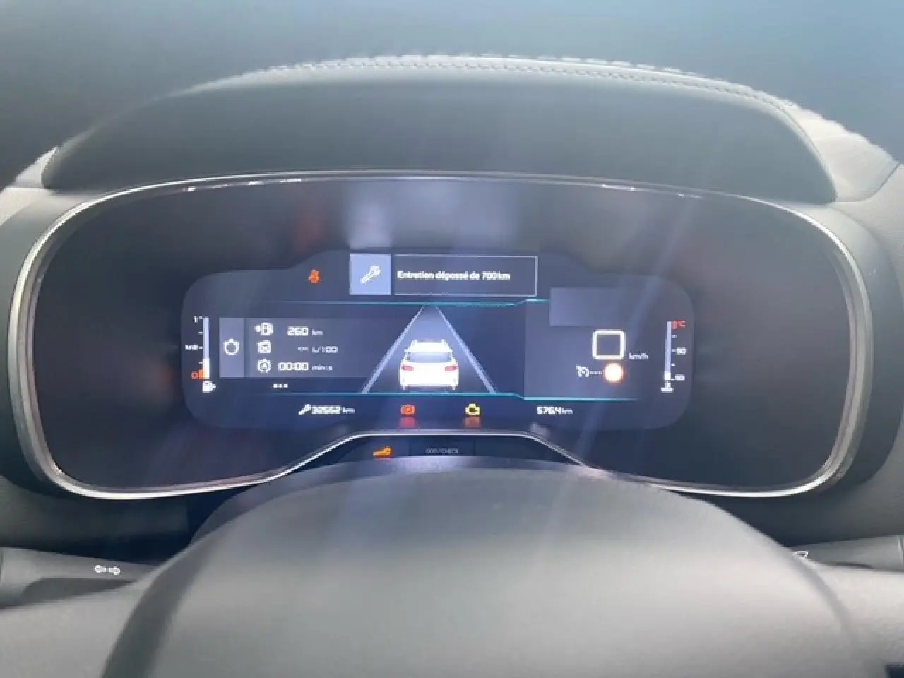 Tableau de bord numérique du Citroën C5 Aircross 2021, affichage caméra de recul et informations de conduite.