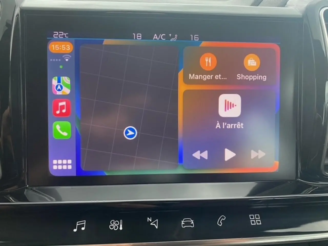 Écran tactile central du Citroën C5 Aircross 2021 affichant navigation et commandes multimédia.