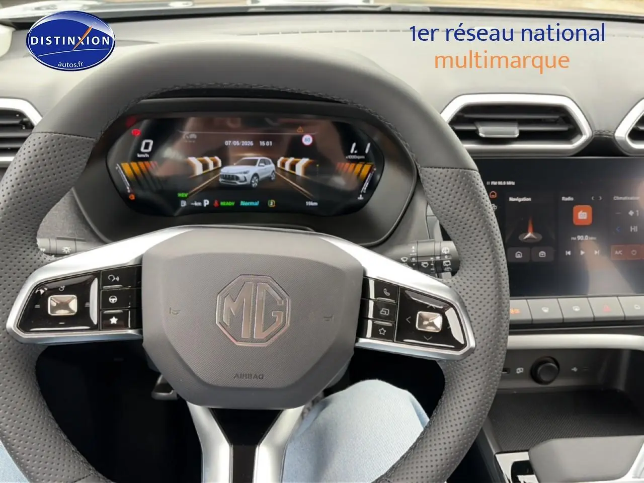 Vue intérieure centrée sur le volant gris perforé et le tableau de bord numérique du MG ZS Hybrid 2026.
