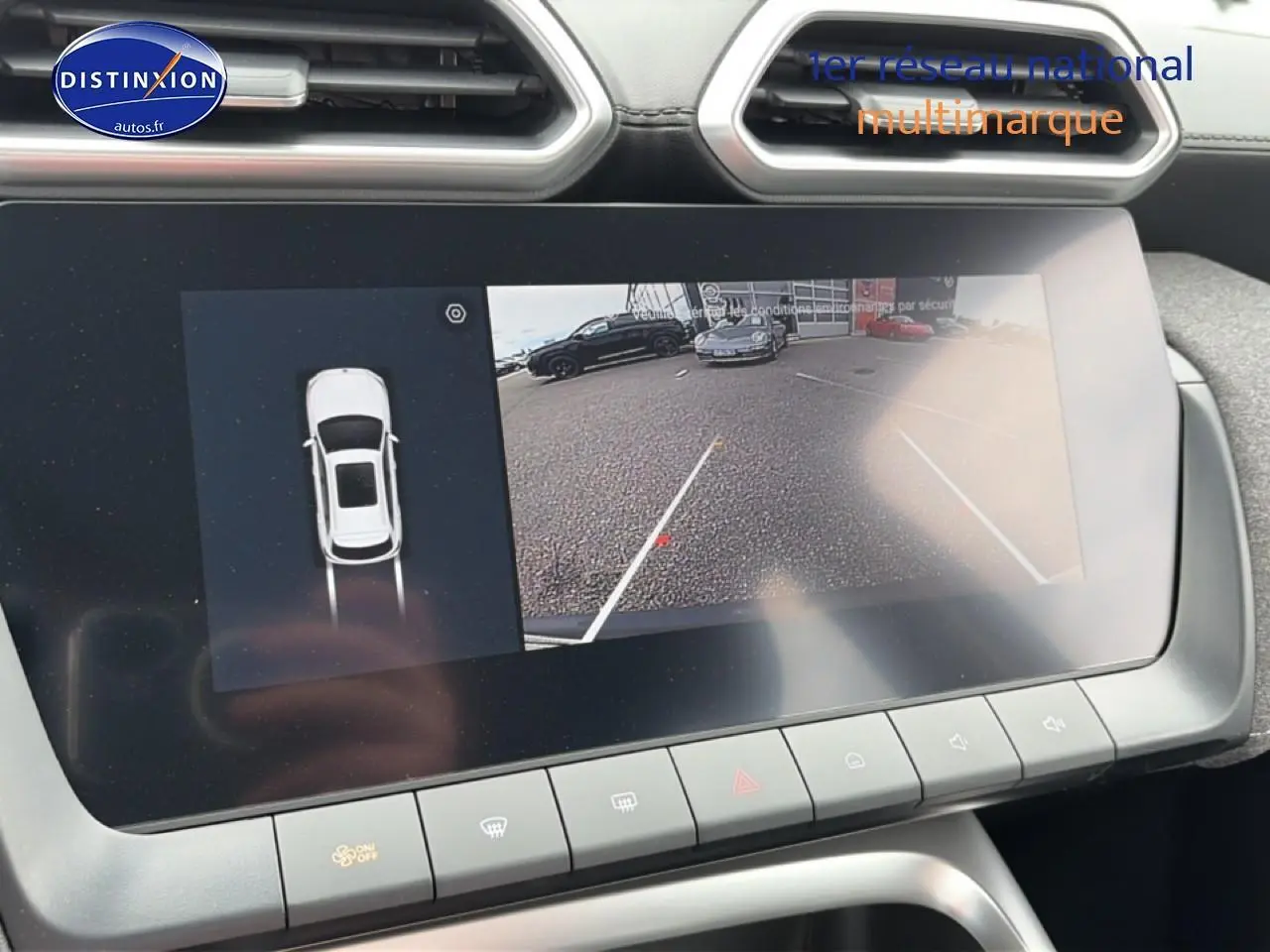 Écran tactile intérieur du MG ZS Hybrid 2026 montrant la caméra de recul et l’aide au stationnement.