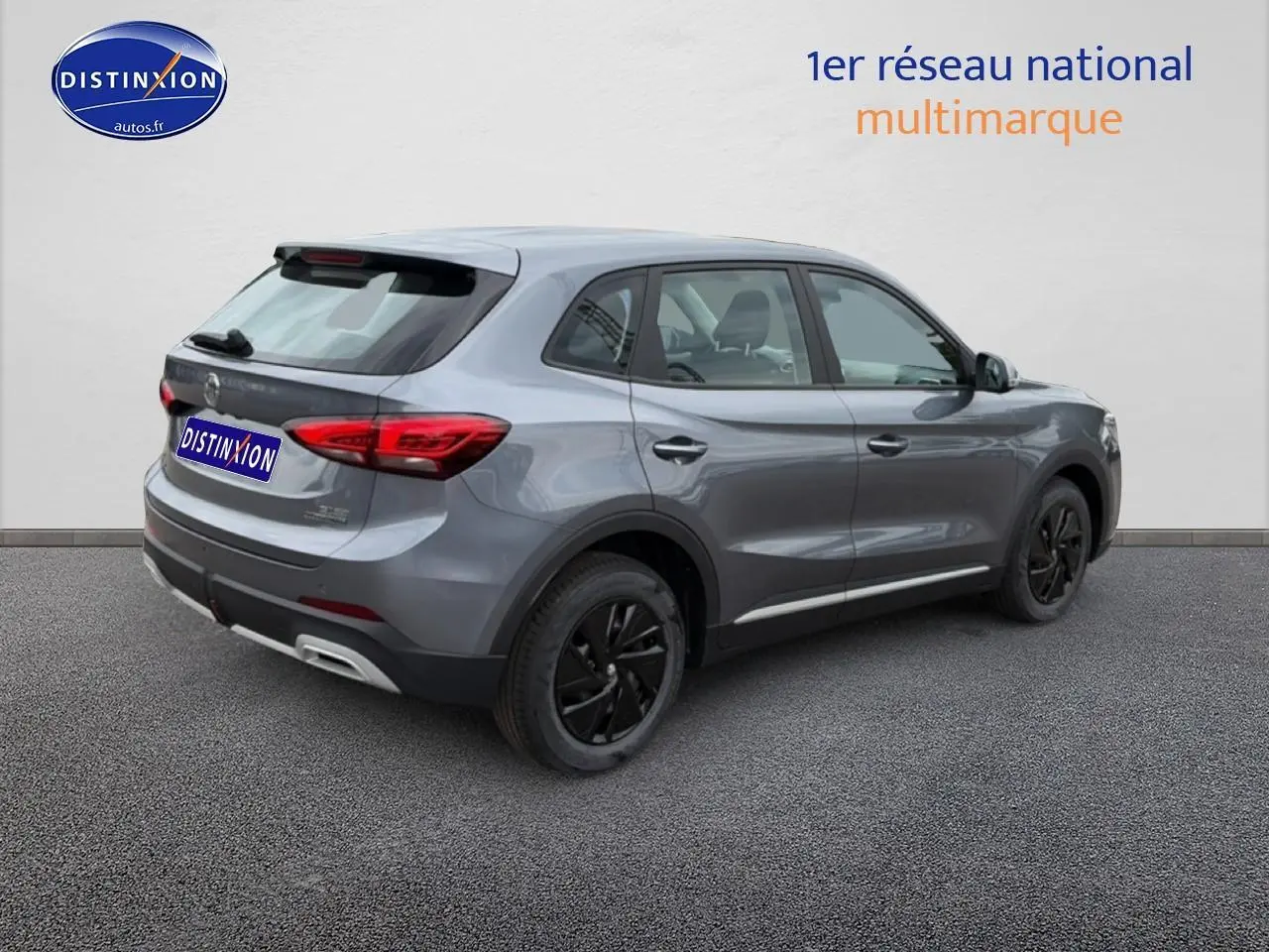 Vue 3/4 arrière droite d'un MG ZS Hybrid gris avec jantes noires et feux arrière LED.