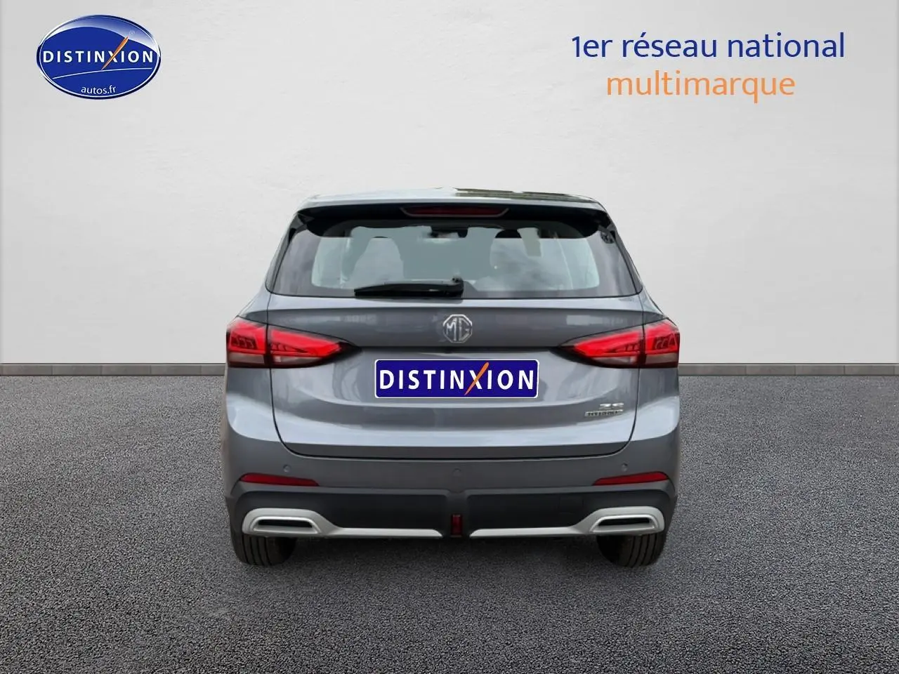Vue arrière du MG ZS Hybrid 197 gris avec feux LED et double sortie d’échappement intégrée au pare-chocs.